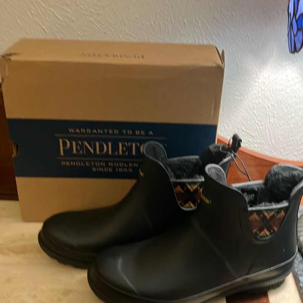 BNWT Pendleton Sierra sunset Chelsea Beautiful Black Rainboot with quality ❤️❤️